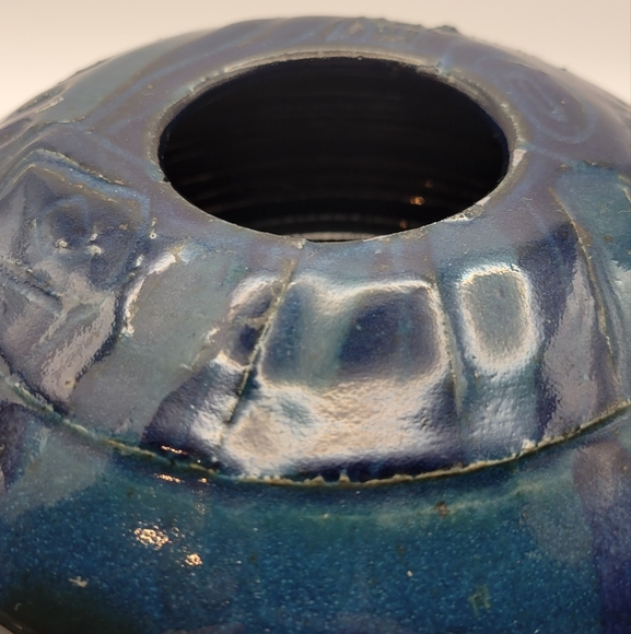 Handthrown Art Pottery Drip Glaze Vase. Beautiful Texture and design. - Picture 2 of 7